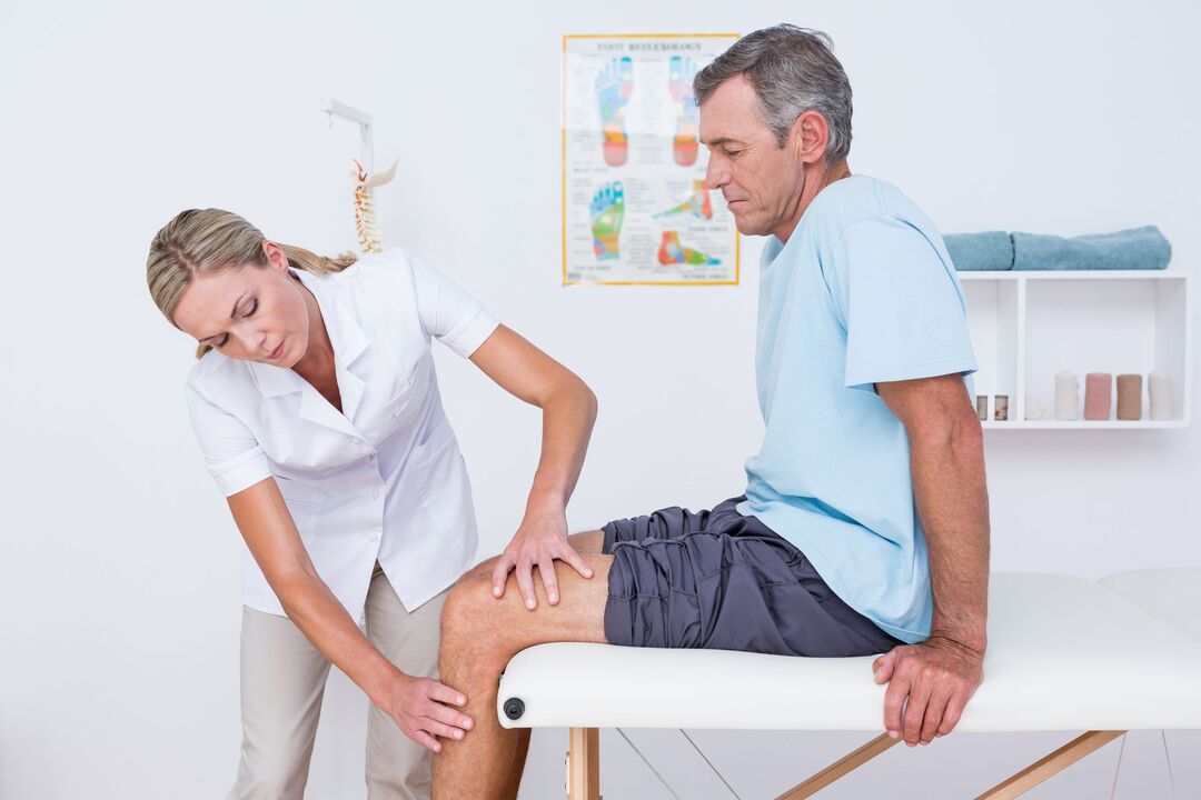 doctor examining a patient with knee osteoarthritis